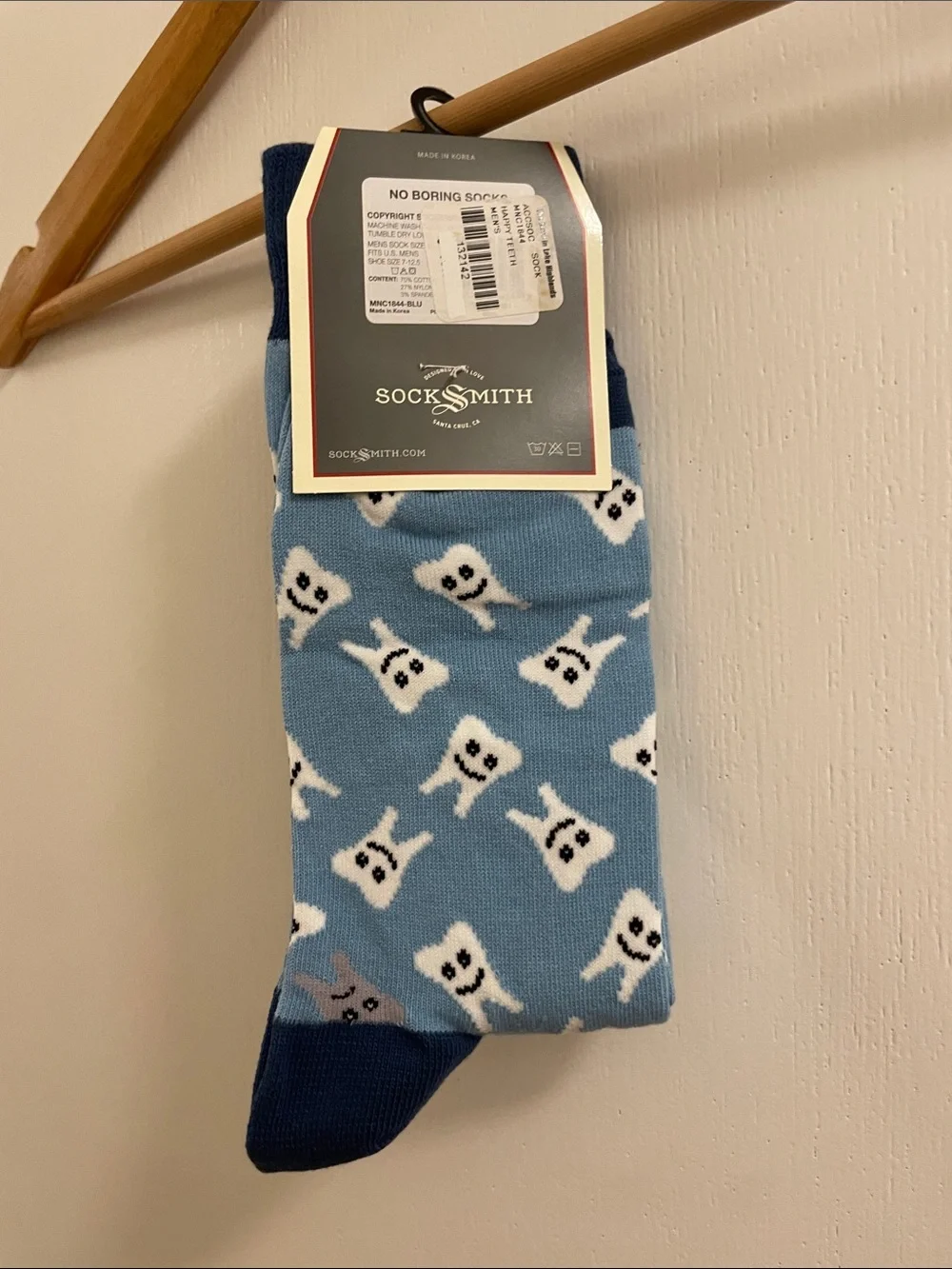 SocksSmith Men’s Light Blue Cotton Crew Socks with Tooth Pattern